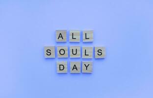 November 2, alle Seelen Tag, minimalistisch Banner mit das Inschrift im hölzern Briefe foto