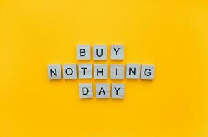 November 25, Kaufen nichts Tag, minimalistisch Banner mit das Inschrift im hölzern Briefe foto