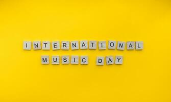 Oktober 1, International Musik- Tag, minimalistisch Banner mit das Inschrift im hölzern Briefe foto