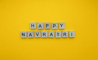Oktober 15-24, glücklich Navratri, minimalistisch Banner mit ein Inschrift im hölzern Briefe foto