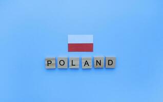 November 11, Unabhängigkeit Tag von Polen, das Flagge von Polen, ein minimalistisch Banner mit ein Inschrift im hölzern Briefe foto