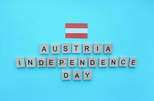 Oktober 26, österreichisch Unabhängigkeit Tag, Flagge von Österreich, minimalistisch Banner mit das Inschrift im hölzern Briefe foto