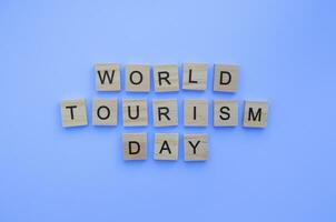 September 27, Welt Tourismus Tag, minimalistisch Banner mit das Inschrift im hölzern Briefe foto