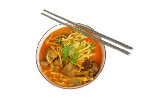 khao soi - - traditionell Nord thailändisch Essen, Curry mit ein Nudel mit Hähnchen. foto