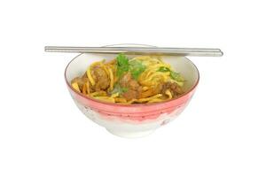 khao soi - - traditionell Nord thailändisch Essen, Curry mit ein Nudel mit Hähnchen. foto