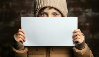 Kind, mit seine Gesicht bedeckt, hält ein Blatt von Papier. kostenlos Raum zum Text. generiert ai foto