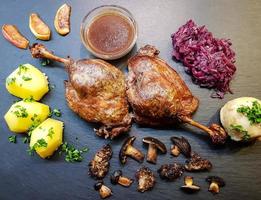 gebackene Ente mit Rotkohl und Waldpilzen foto