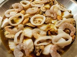 Zutaten für eine portugiesische Cataplana mit Meeresfrüchten