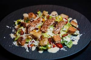 traditioneller Caesar-Salat mit gegrilltem Hähnchen foto