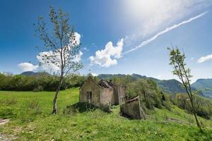 altes Haus in der zerstörten Landschaft, das restauriert werden soll foto