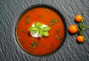 rote runde Tomaten Solanum lycopersicum für eine Suppe foto