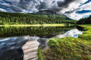 kleiner Steg am Bergsee foto