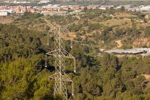 Metallturm auf dem Berg mit Strom foto