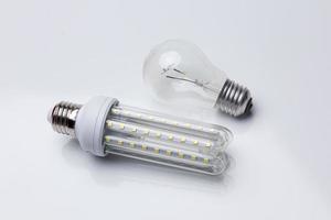 LED-Glühbirne und Glühbirne foto