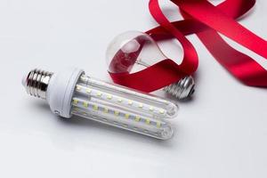 LED-Glühbirne und Glühbirne foto
