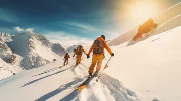 Gruppe von freunde Skifahren im hoch Berge. Skifahren. generativ ai foto