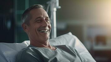 ein männlich geduldig Lügen zufrieden lächelnd beim modern Krankenhaus geduldig Bett. Gesundheit medizinisch. generativ ai foto