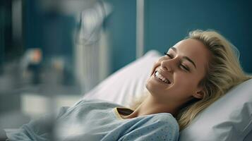 ein weiblich geduldig Lügen zufrieden lächelnd beim modern Krankenhaus geduldig Bett. Gesundheit medizinisch. generativ ai foto