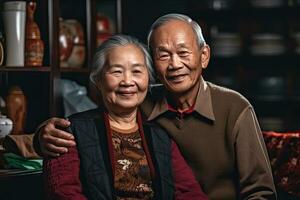 asiatisch Alten Paar Gefühl glücklich lächelnd und suchen zu Kamera im Leben Zimmer beim heim. generativ ai foto