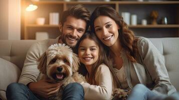 heiter Familie auf Sofa und Hündchen im Leben Zimmer beim heim. generativ ai foto