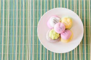 bunte Dessert-Mochi auf weißem Teller foto