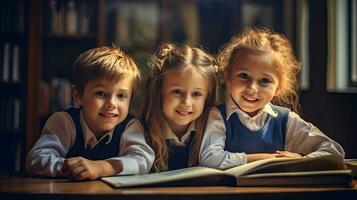 Gruppe von Kinder studieren im das Klassenzimmer. Lernen und Sitzung beim das Schreibtisch. jung süß Kinder lächelnd. primär elementar Schule. generativ ai foto