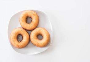 Donut auf weißem Teller foto