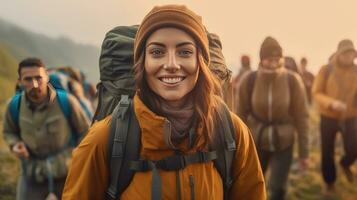 ein lächelnd jung Frau Wanderer mit Rucksack suchen beim Kamera mit Gruppe von freunde Wanderer steigt an zu das oben von das hügel. Wanderer, Tourist Lager. generativ ai foto