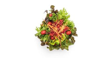 gemischter Salat in Holzschale auf weißem Hintergrund foto