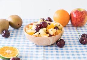 gemischte Fruchtscheiben in Holzschale foto