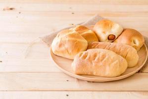 Brot in Holzplatte auf dem Tisch foto