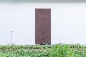 Tür mit leerem Wandhintergrund foto