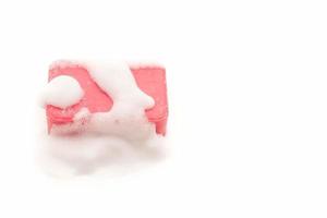 rosa Seifenblase auf weißem Hintergrund foto