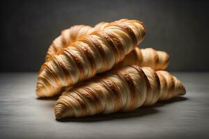 frisch gebacken Croissants auf ein hölzern Tisch, schließen hoch. ai generativ foto