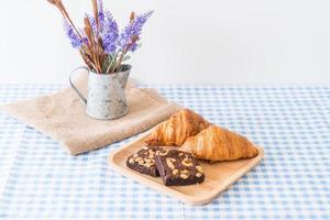 Croissant und Brownies auf dem Tisch foto