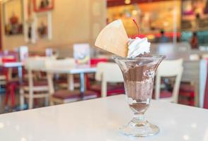 Schokoladeneisbecher im Café foto