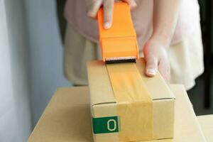 Frauen behandeln Cutter-Klebeband-Versiegelungsmaschine Verpackung foto