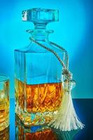 quadratische Kristallkaraffe mit Scotch Whisky oder Brandy