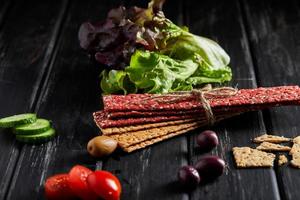 Rote-Bete-Roggen-Mehl-Cracker mit Gemüse zum Knabbern foto