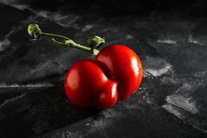 hässliches Obst oder Gemüse. stark missgebildete mutierte Tomate foto