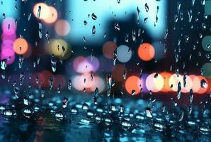 Glas Hintergrund mit Regentropfen und Straße Beleuchtung beim Nacht. generativ ai foto