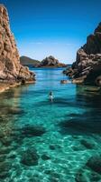 ein heiter Schuss von ein einsam Schwimmer im ein kristallklar Schwimmbad foto