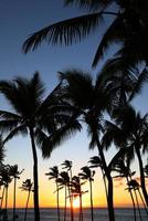 schöner sonnenuntergang auf der großen insel, kohala-küste, waikoloa, hawaii foto