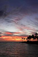 schöner sonnenuntergang auf der großen insel, kohala-küste, waikoloa, hawaii foto