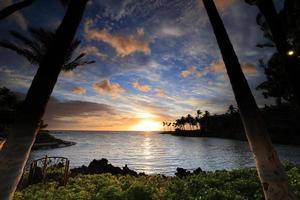 schöner sonnenuntergang auf der großen insel, kohala-küste, waikoloa, hawaii foto