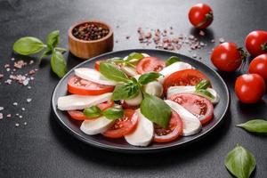 italienischer Caprese-Salat mit geschnittenen Tomaten, Mozzarella-Käse
