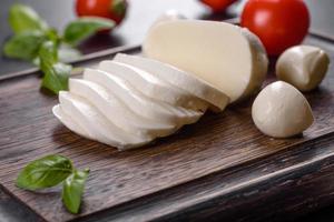 leckerer frischer Mozzarella-Käse für die Zubereitung von Caprese-Salat foto