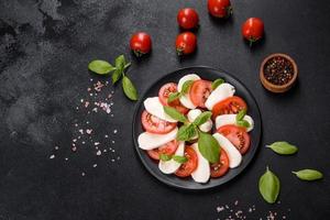 italienischer Caprese-Salat mit geschnittenen Tomaten, Mozzarella-Käse foto