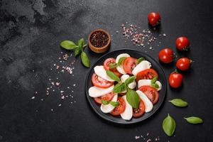 italienischer Caprese-Salat mit geschnittenen Tomaten foto