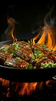 brutzelnd Rindfleisch Schnitzel im Wok Pfanne, Rauch und Feuer, gegen glatt schwarz Studio Hintergrund Vertikale Handy, Mobiltelefon Hintergrund ai generiert foto